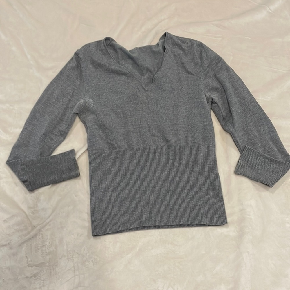 Cute Isabella Demarco v neck sweater L